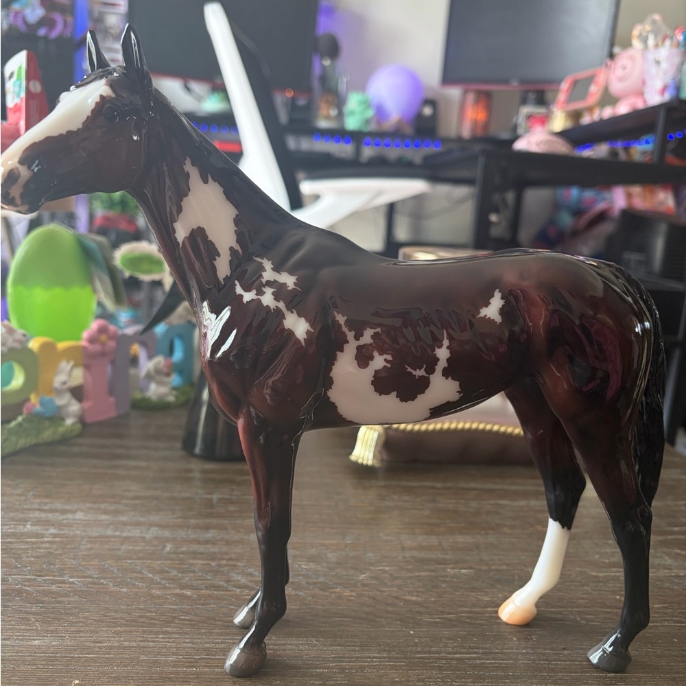 Breyerfest 2024 Girls Run The World Surprise Model GLOSSY Bay Overo 1/375 - Picture 2 of 6